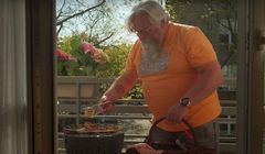 „Oszczędzaj połowę” - grillowanie na balkonie reklamuje promocję w Biedronce (wideo)