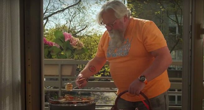 „Oszczędzaj połowę” - grillowanie na balkonie reklamuje promocję w Biedronce (wideo)