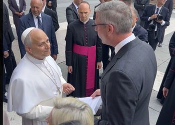 Przyjechał oddać papieżowi pieniądze.  Kwota? Śmiechu warta