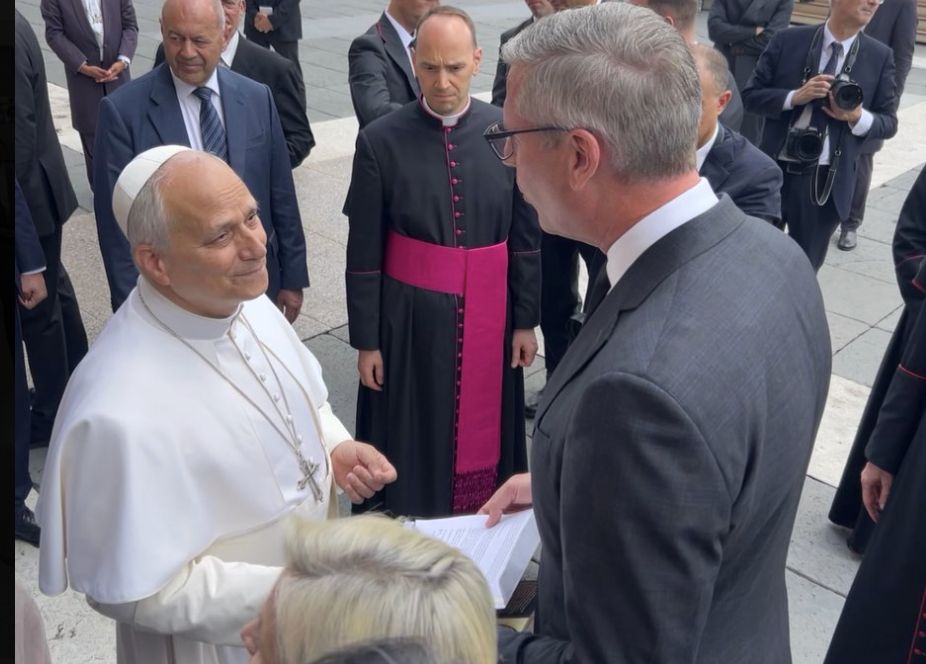 Przyjechał oddać papieżowi pieniądze. Kwota? Śmiechu warta