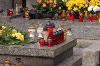 Nie stawiaj na grobie. Ksiądz ostrzega