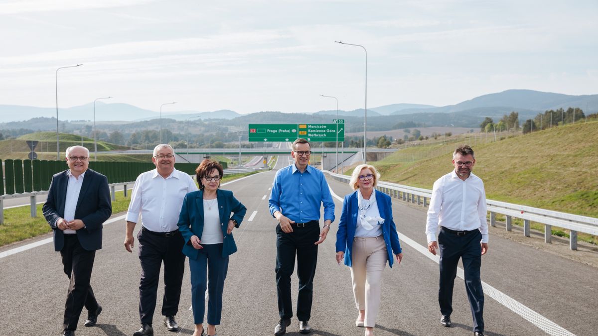 Politycy PiS na czele z premierem Mateuszem Morawieckim podczas otwarcia drogi ekspresowej S3 na odcinku Kamienna Góra Północ do węzła Lubawka
