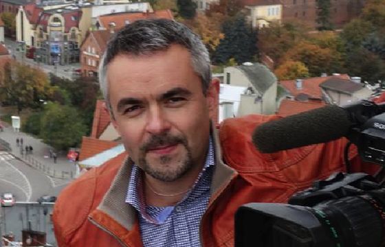 Szef Rady Mediów Narodowych prosił media publiczne o dokumentowanie gróźb i dewastacji. Menedżer z TVP: zniszczono lusterko w moim aucie