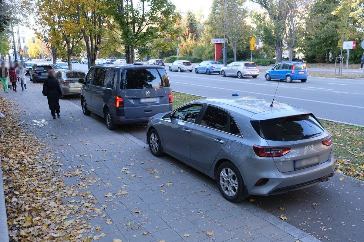 Policjanci interweniujący do zabójstwa kobiety w mieszkaniu przy Al. Racławickich