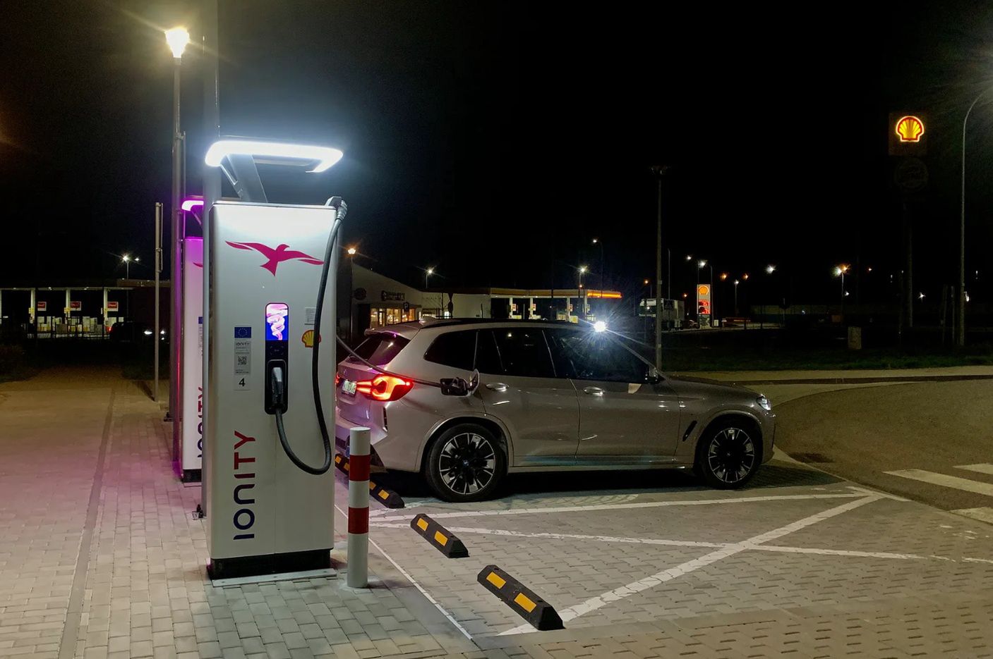 Elektryczne auto nocą może się ładować nieco dłużej niż za dnia. Powód jest banalny
