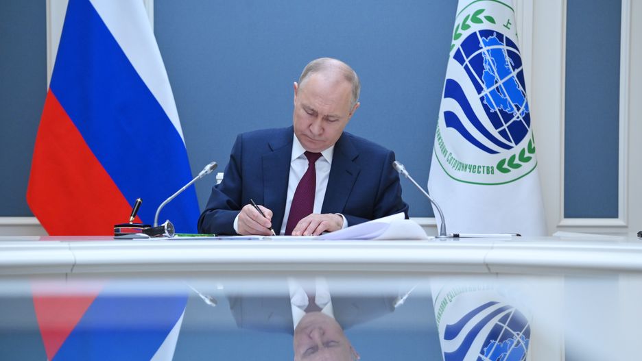 Russian President Vladimir Putin signs documents as he attends a meeting of the Shanghai Cooperation Organisation (SCO) Heads of State Council via a video conference at the Kremlin in Moscow, Russia, 04 July 2023. Putin welcomed Iran's entry into the SCO and urged for a speedy completion of the process of the Republic of Belarus joining. EPA/ALEXANDER KOZAKOV/SPUTNIK/KREMLIN POOL MANDATORY CREDIT Dostawca: PAP/EPA.