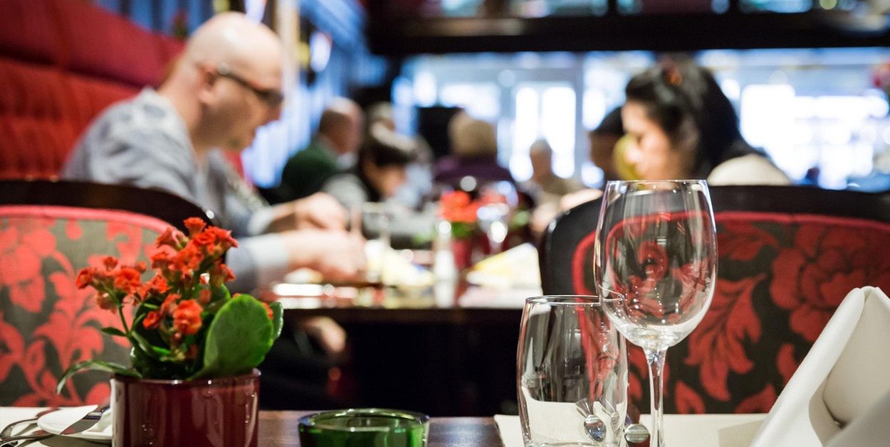 Posłowie chcą zmian w restauracjach. Gratis dla każdego gościa