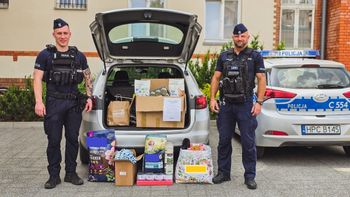 Policjanci wspierają schronisko, przekazując karmę dla zwierząt