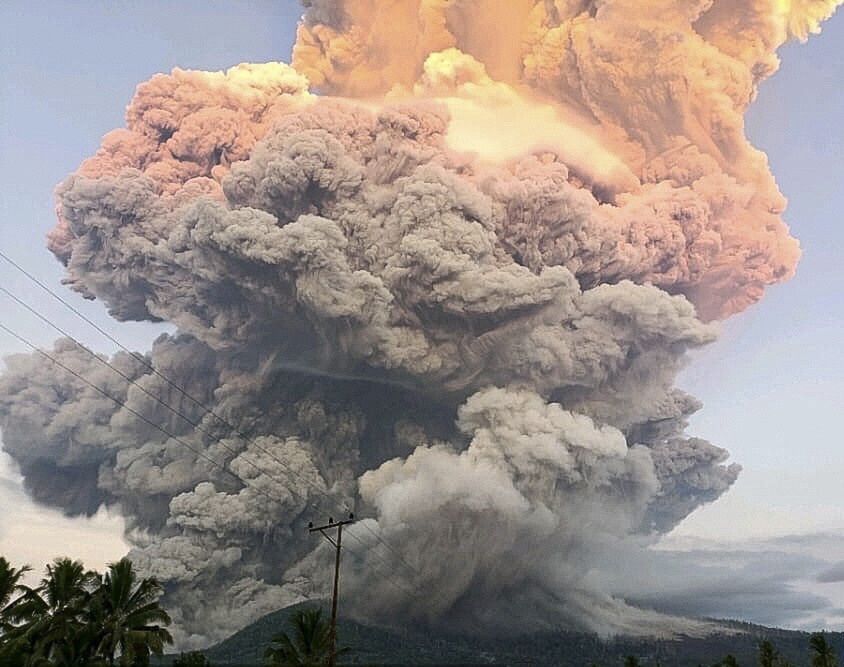Erupcja wulkanu Lewotobi Laki-Laki
