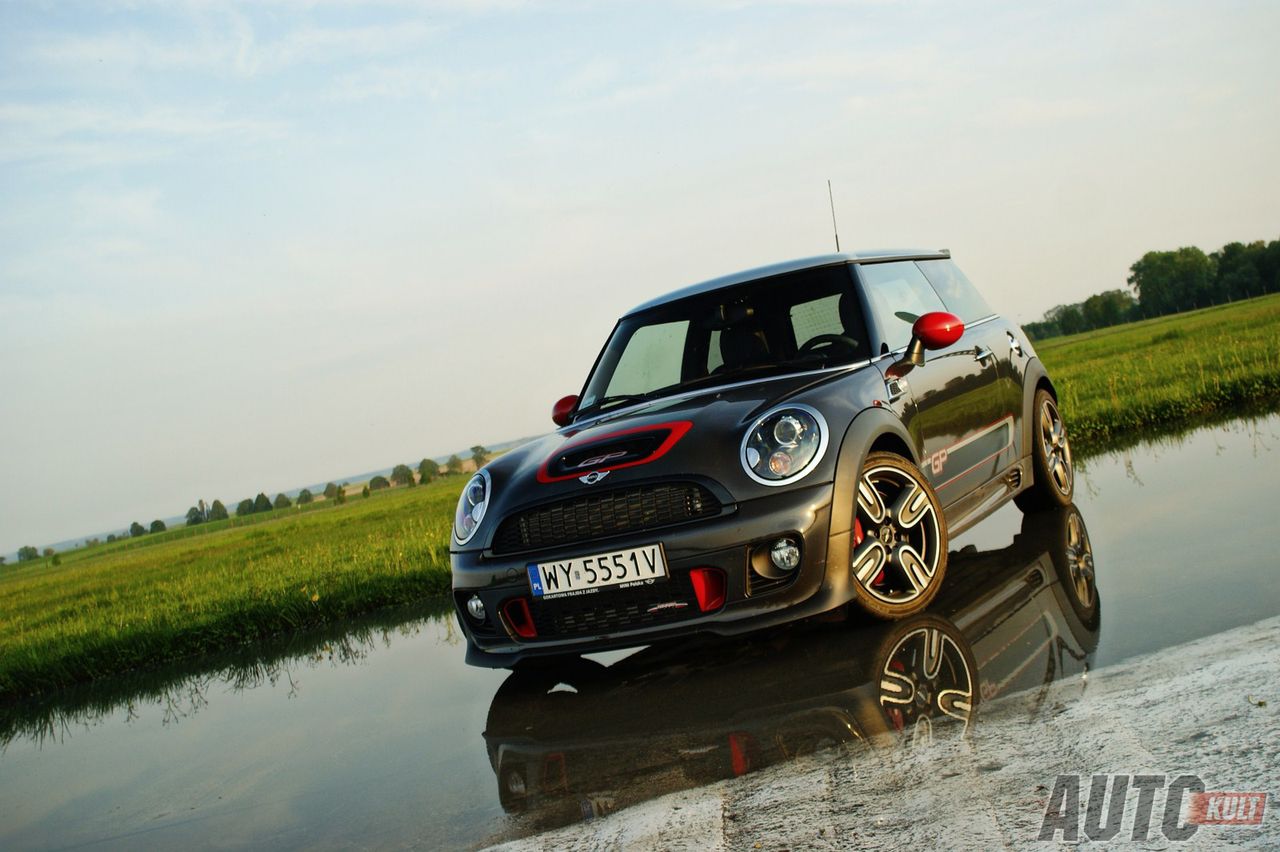 MINI JCW GP (1.6 T, 6 MT, 218 KM@6000, 280 Nm@1750, 0-100 km/h 6,3 s, 242 km/h)