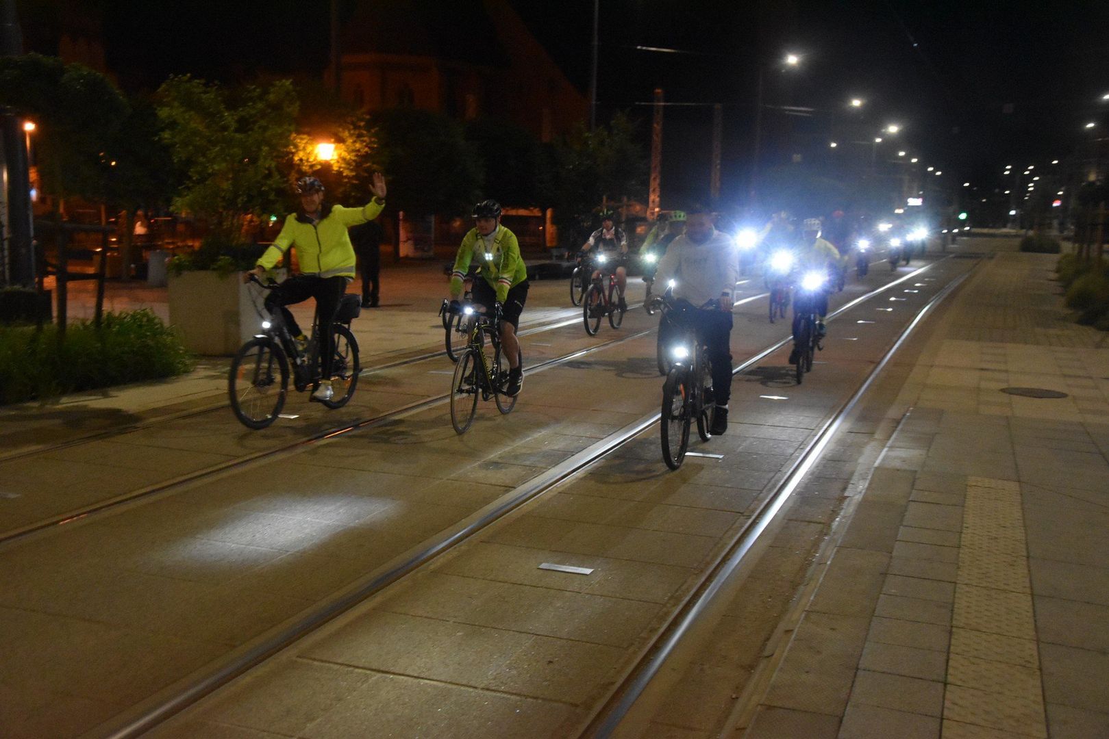 W nocnej przejażdżce wzięło udział kilkudziesięciu rowerzystów.