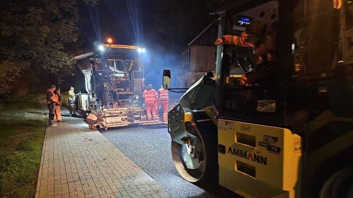 Drogowcy układający nocą asfalt na ul. Nadbystrzyckiej