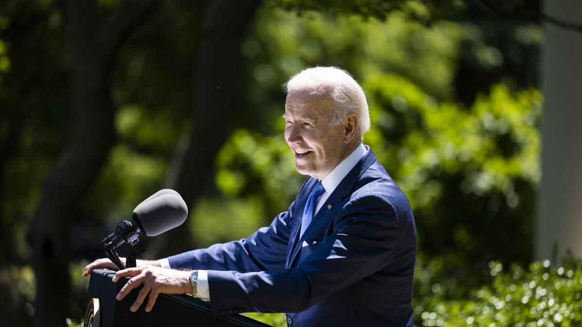 epaselect epa09936647 US President Joe Biden announces that 20 internet companies have agreed to reduce costs for low-income Americans in the Rose Garden of the White House in Washington, DC, USA, 09 May 2022. EPA/JIM LO SCALZO Dostawca: PAP/EPA.