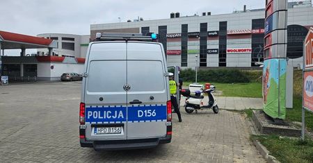 Nie chciał wjechać w tył opla, ostro zahamował i przewrócił się na skrzyżowaniu. Motocyklista trafił do szpitala