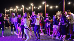 Szczecinek: Dyskoteki wracają na plażę. Taneczne lato nad Trzesieckiem