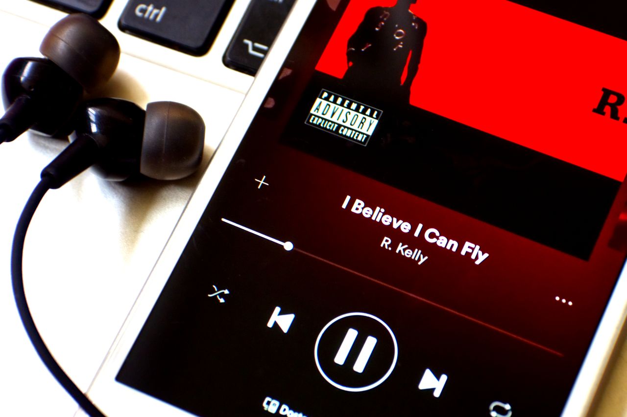 Spotify cenzuruje playlisty, znikają utwory muzyków oskarżanych o przemoc i gwałty
