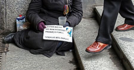 Pandemia uderzyła w najsłabszych. Na COVID umierali głównie ubodzy i starsi