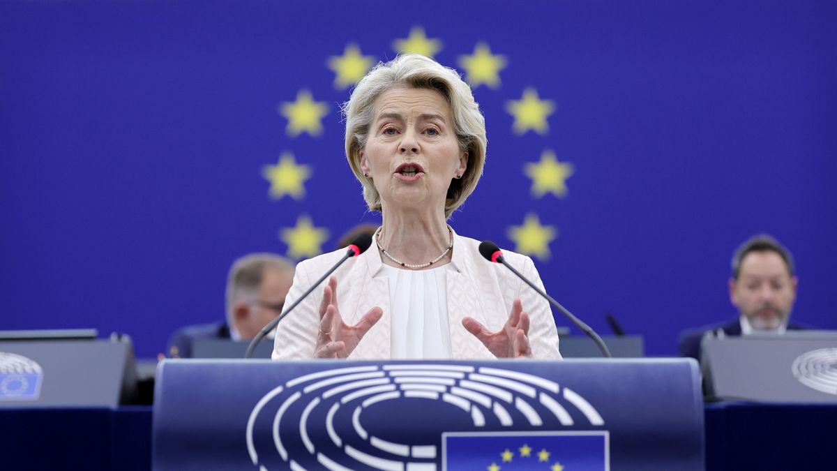 epaselect epa11484850 Outgoing European Commission President and candidate for re-election Ursula von der Leyen delivers a speech during a plenary session of the European Parliament in Strasbourg, France, 18 July 2024. MEPs will vote on Von der Leyen's nomination for Commission President on 18 July. If she is elected, she will serve as European Commission President for the next five years. If she does not get the required majority, the European Council will have to propose a new candidate within one month. EPA/RONALD WITTEK Dostawca: PAP/EPA.