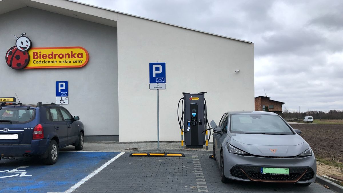 Ładowarka w Natalinie przy sklepie Biedronka