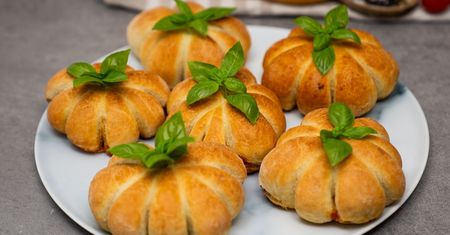Dyniowe pizze to idealny przepis na jesienną przekąskę. Prezentują się bajecznie