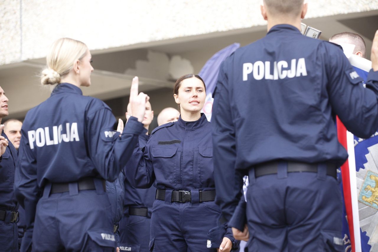 Katowice: Oto nowi funkcjonariusze śląskiej policji. Złożyli ślubowanie przed katowickim Spodkiem. Zobacz zdjęcia z tej uroczystości