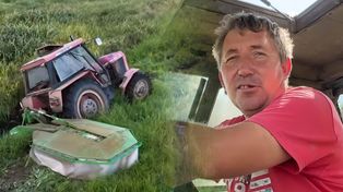 Ciągnik tonął w błocie. Andrzej z Plutycz w ogniu krytyki. "Szkoda maszyny"