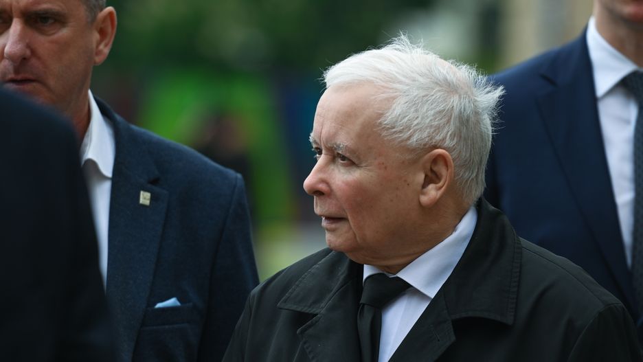 Przewodniczący partii Prawo i Sprawiedliwość (PiS) Jarosław Kaczyński w drodze do Katedry Wawelskiej na obchody 50. rocznicy kapłaństwa Marka Jędraszewskiego, 20 maja 2023 r. w Krakowie