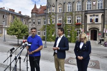 Najpierw oświadczenie, później konferencja. Opozycyjni radni Wałbrzycha o ewentualnej relokacji cudzoziemców na teren gminy