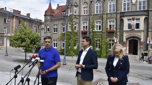 Najpierw oświadczenie, później konferencja. Opozycyjni radni Wałbrzycha o ewentualnej relokacji cudzoziemców na teren gminy
