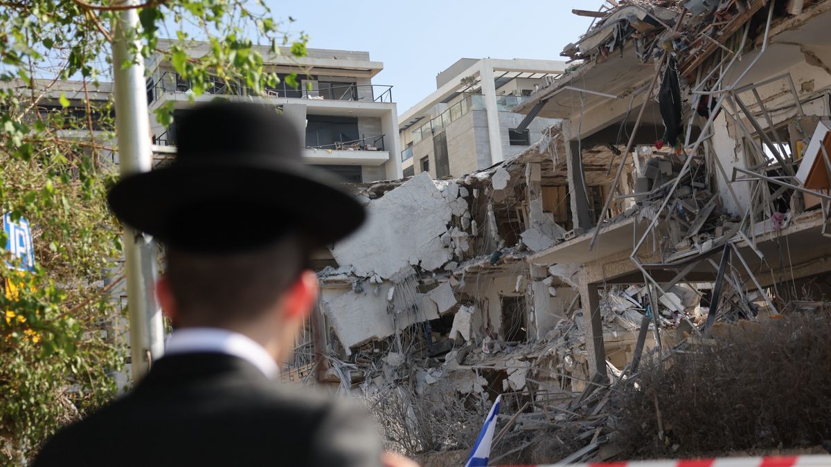 A person stands near a damaged residential building after a ballistic missile strike in Tel Aviv, Israel, 14 June 2025. Israel's military said Iran launched dozens of missiles and drones toward Israel, with some intercepted. Magen David Adom (MDA), Israel's national emergency services, reported at least three killed and dozens of injured, including some in critical condition, in the retaliatory attacks. Israel launched strikes on Iran's nuclear and military facilities on 13 June, targeting top generals and scientists. EPA/ABIR SULTAN Dostawca: PAP/EPA.