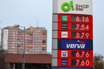 "Zgodnie z przepisami prawa". Orlen zabiera głos ws. zapasów paliw