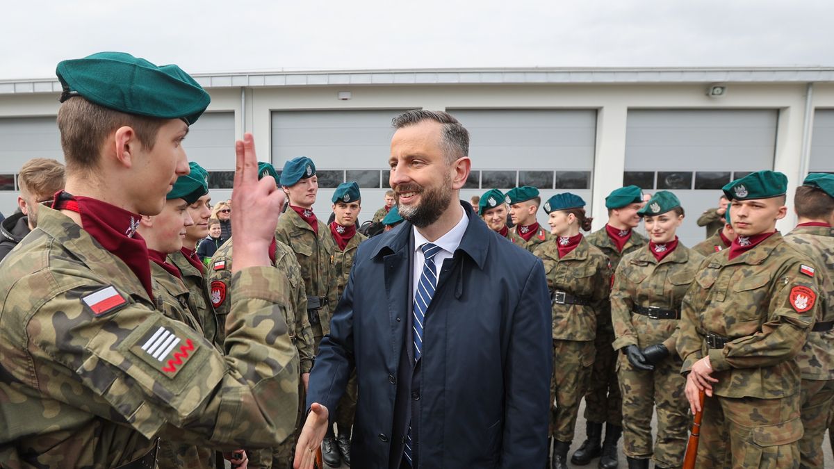 Wadysaw Kosiniak-KamyszLimanowa, 29.03.2025. Wicepremier, minister obrony narodowej Wadysaw Kosiniak-Kamysz (C) podczas otwarcia kompleksu wojskowego 114. batalionu lekkiej piechoty WOT w Limanowej, 29 bm. (jm) PAP/Grzegorz MomotGrzegorz Momot114, 114., batalion, lekka, piechota, Wojska obrony terytorialnej, wojsko, wojskowe, wojskowy, WOT