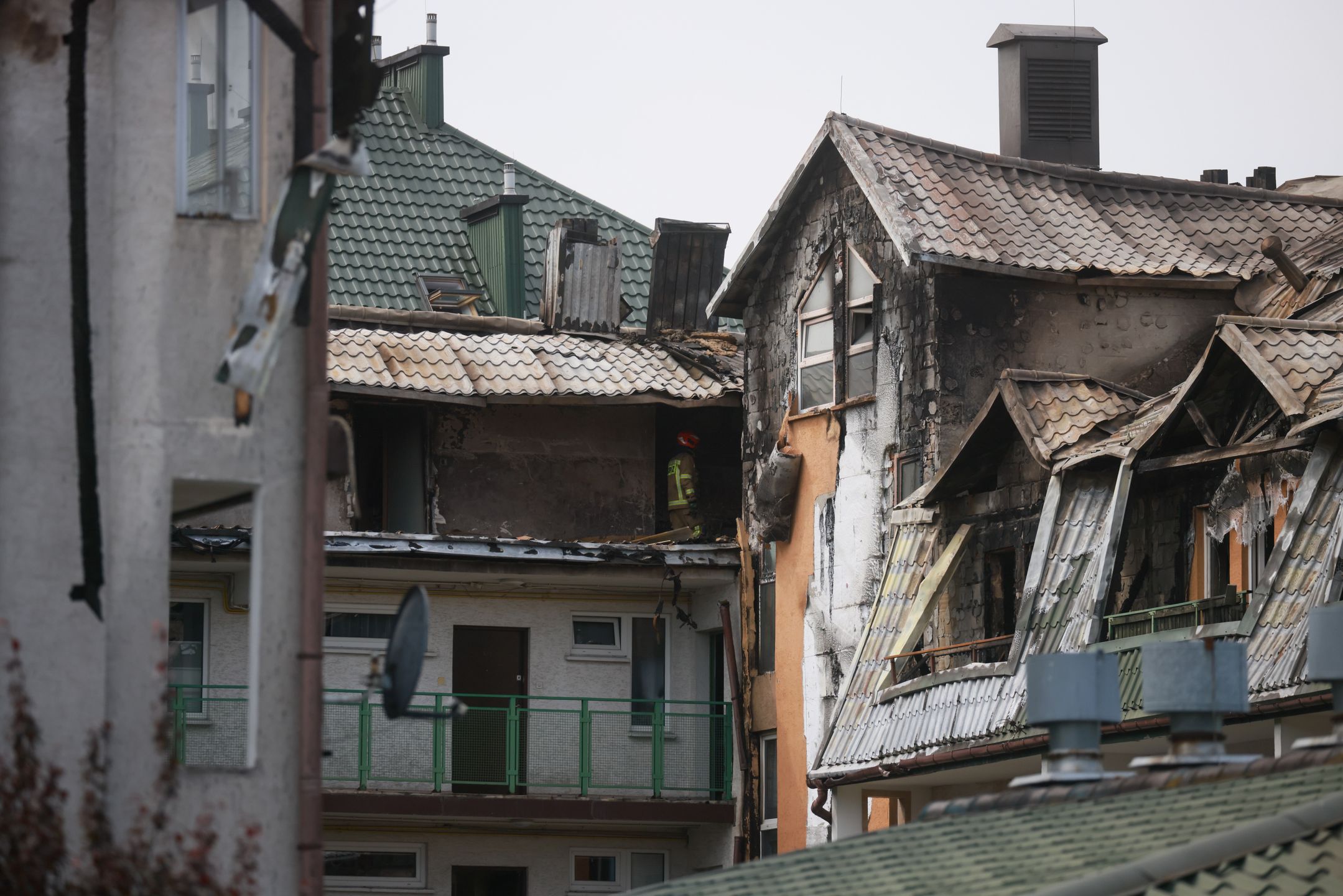Ząbki, 04.07.2025. Spalone budynki mieszkalne w podwarszawskich Ząbkach, 4 bm. Pożar na poddaszu jednego z budynków wybuchł w czwartek 3 bm. ok. 19:00. Wg Straży Pożarnej ogień strawił cały dach obiektu w kształcie litery U, spłonęły też wszystkie lokale mieszkalne na czwartej kondygnacji. Pożar dotknął ponad dwieście lokali, zamieszkanych przez ponad pięćset osób. (jm) PAP/Leszek Szymański