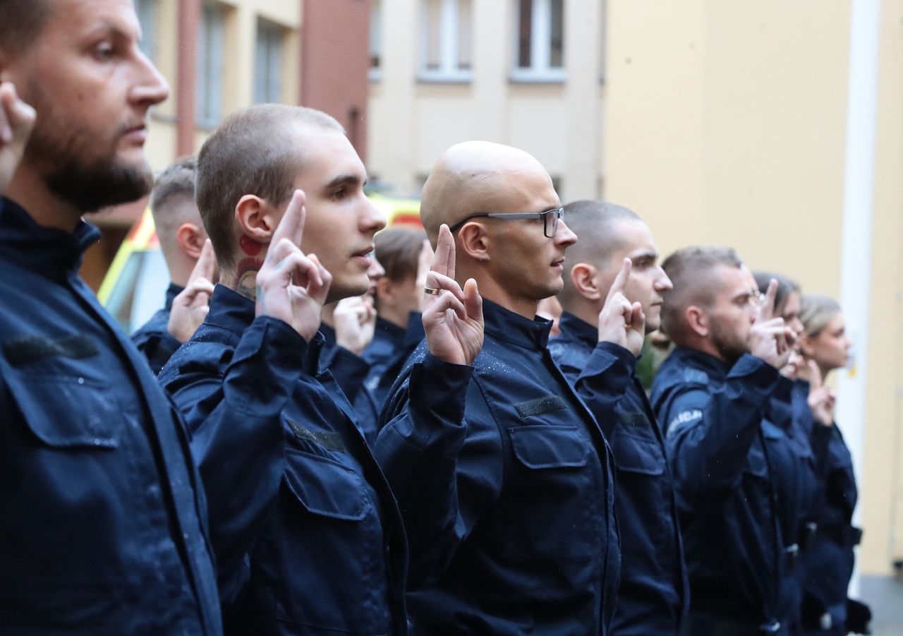 Szczecin: Ślubowanie policjantów. 44 nowych funkcjonariuszy złożyło przysięgę