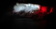 Imponujący widok. Wodospad Niagara podświetlony na biało-czerwono