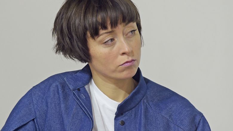 biżuteria, fryzura, grzywka, makijaż delikatny, paznokcie bez lakieru, pierscionek duzy, konferencja, Natalia Przybysz