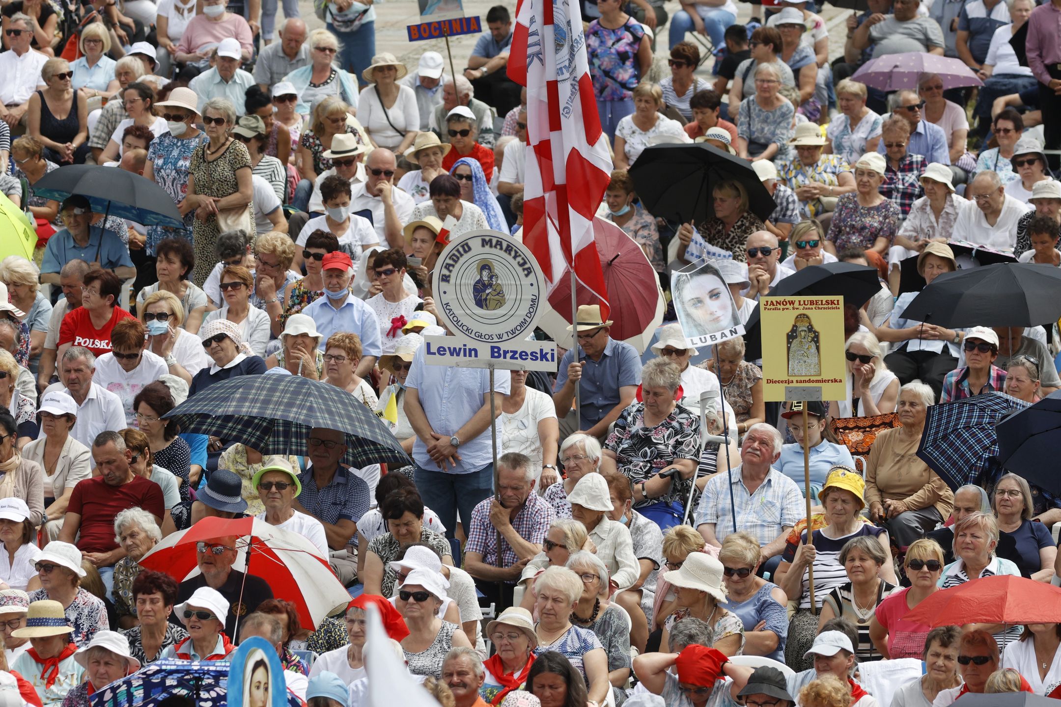 Częstochowa, 11.07.2021. Uczestnicy mszy świętej w ramach głównych uroczystości XXX Pielgrzymki Rodziny Radia Maryja na Jasnej Górze, 11 bm. (jm) PAP/Waldemar Deska