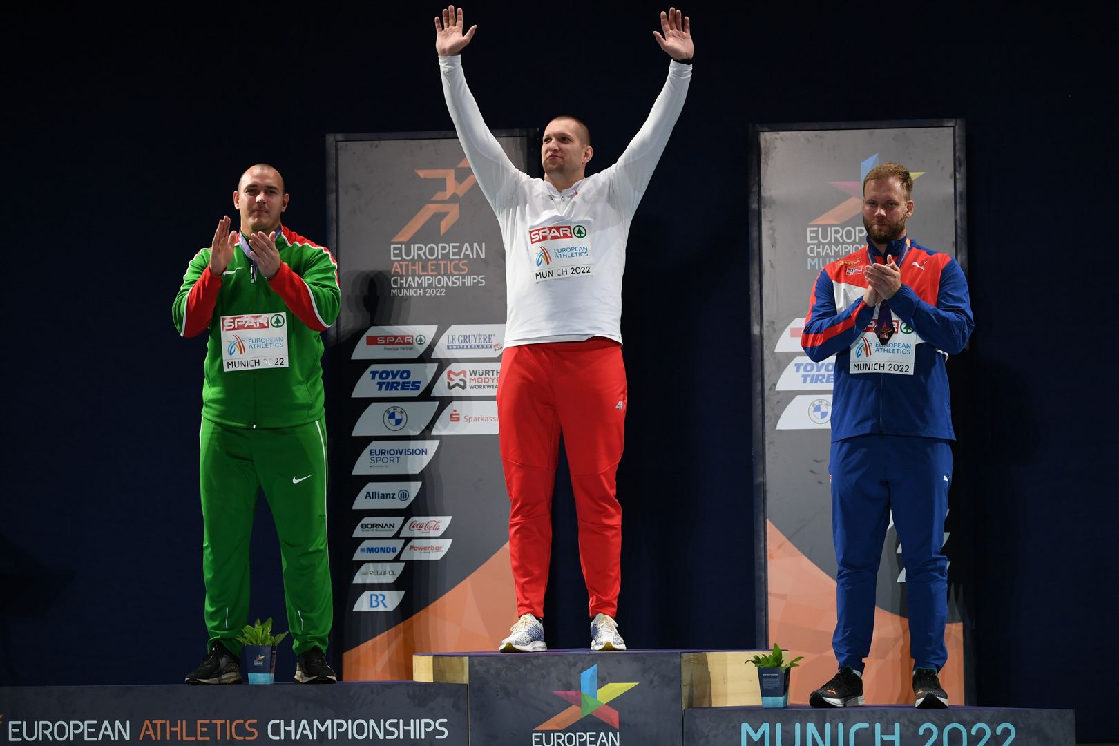 Monachium, Niemcy, 18.08.2022. Młociarze podczas dekoracji, 18 bm. Polak Wojciech Nowicki (C) wygrał konkurs rzutu młotem w lekkoatletycznych mistrzostwach Europy w Monachium. Srebrny medal zdobył Węgier Bence Halasz (L), a po brąz sięgnął Norweg Eivind Henriksen (P). (gj) PAP/Adam Warżawa