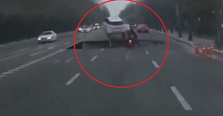Wstrząsające nagranie z Seulu. Motocyklista wpadł do dziury. Nie żyje