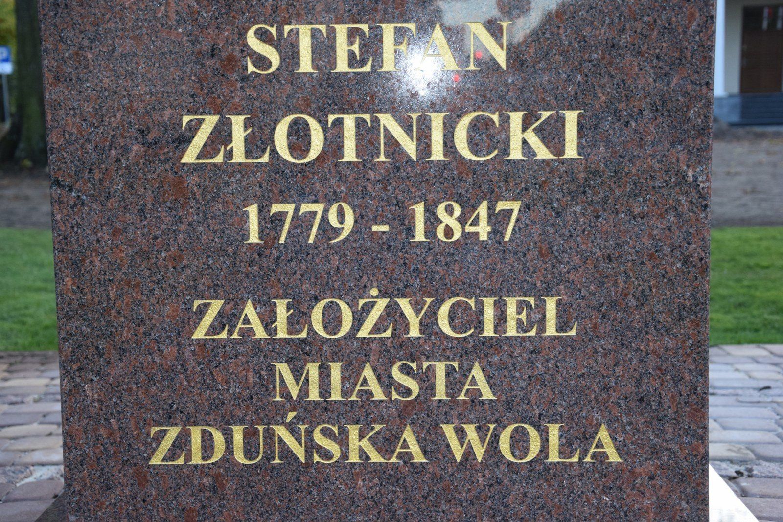 Pomnik założyciela Zduńskiej Woli Stefana Złotnickiego stanął przed Urzędem Miasta