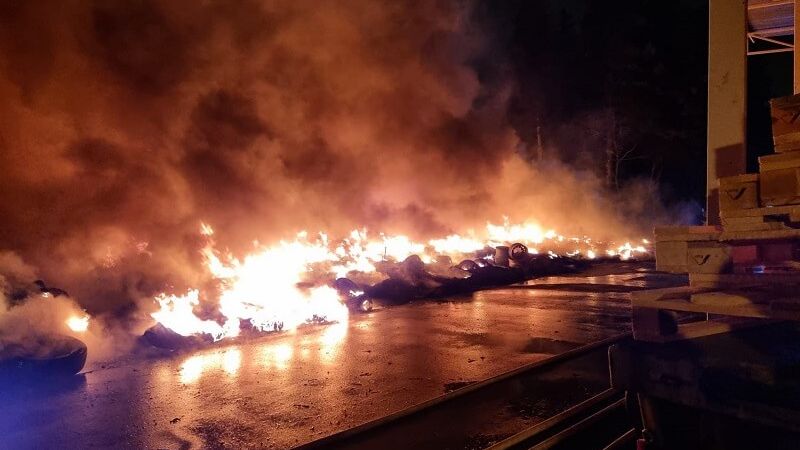 Pożar składowiska opon w Elizówce