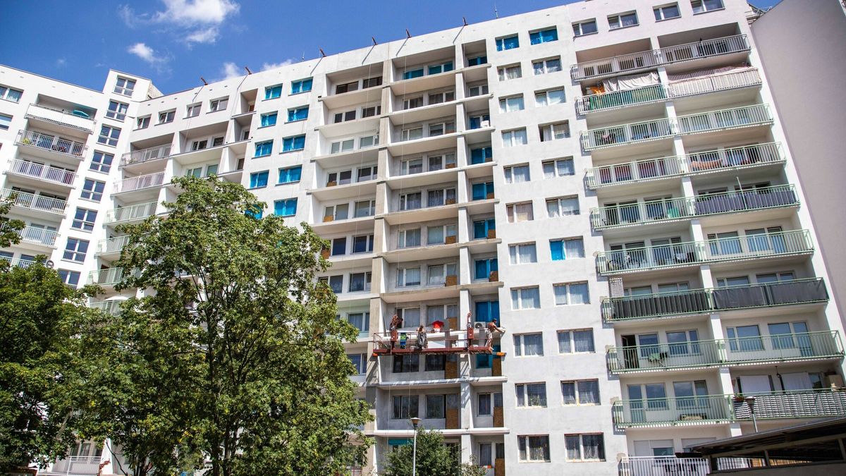 East News archiwum6Fot. Magda Pasiewicz/East News, Wroclaw, 24.07.2019. Ocieplanie bloku z wielkiej plyty i wymiana barierek balkonowych.Magda Pasiewicz