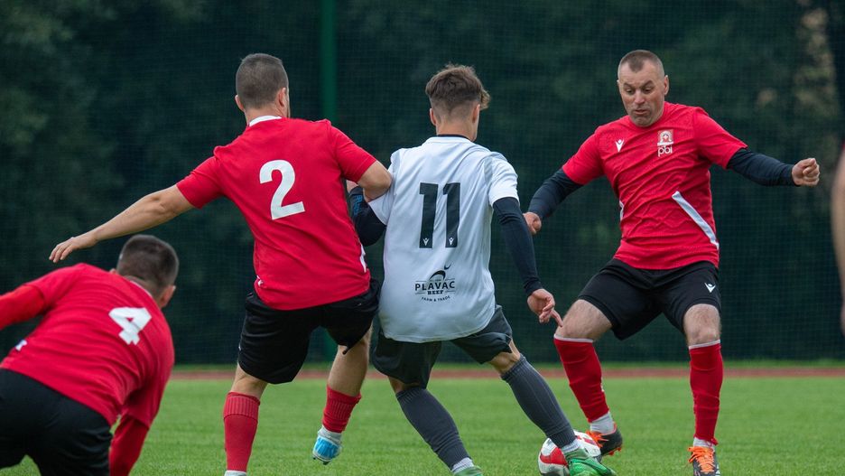 Derby powiatu opatowskiego zakończyły się remisem. Zobacz więcej zdjęć