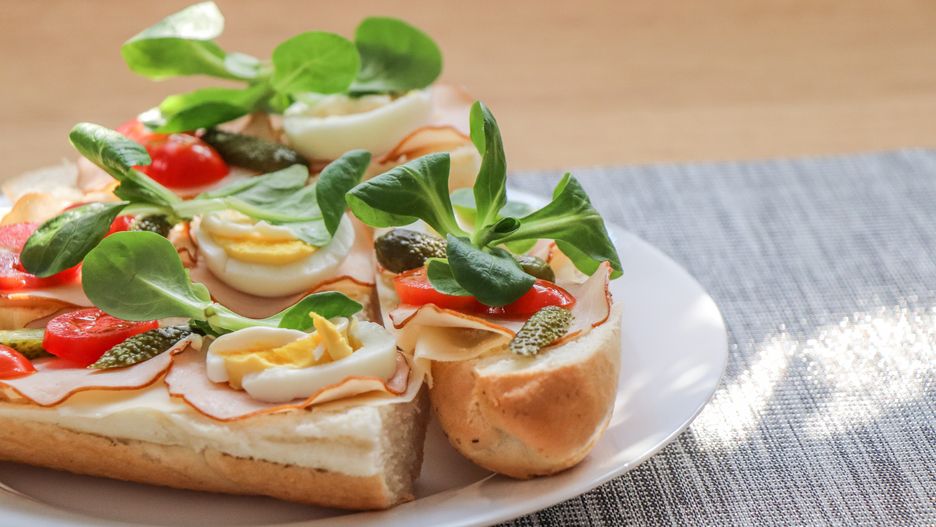 bochenki, jedzenie, kanapka, ser, pomidor, bruschetta, grzanki, zdrowa, swiezy, tartinka, lunch, obiad, jarzyna, bliska, ryba, gotowanie