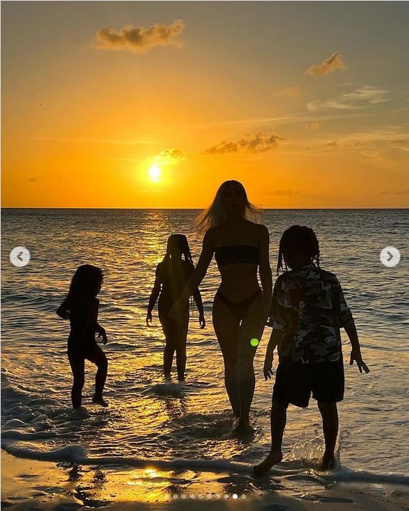 Kim Kardashian szaleje na plaży podczas sesji zdjęciowej z dziećmi