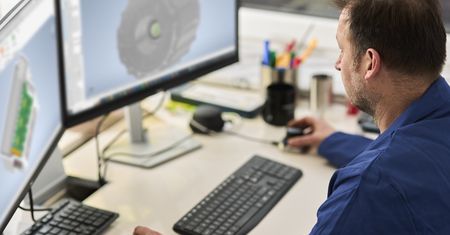 Polskie silniki elektryczne trafią do jednośladów i ciężarówek. Firma podpisała umowę licencyjną