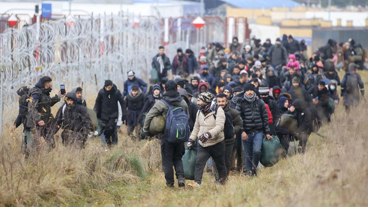 Migrant tent camp on Belarusian-Polish border
Leonid Shcheglov
migrant, refugee, crisis, EU, migration, displaced, border, refugee camp, Eastern Europe, migrants, international, barbed wire fence, bia�orusko-polska, granica, kryzys migracyjny, migracja, migranci, na granicy, nielegalna, nielegalni, Polska, polsko-bia�oruska, wschodnia granica Polski, wschodniej granicy Polski, emigranci