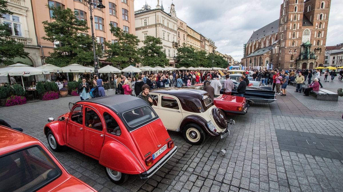 Start Rajdu Polskiego Historycznego oraz inauguracja wystawy Clasic Moto Show na Krakowksim Rynku.