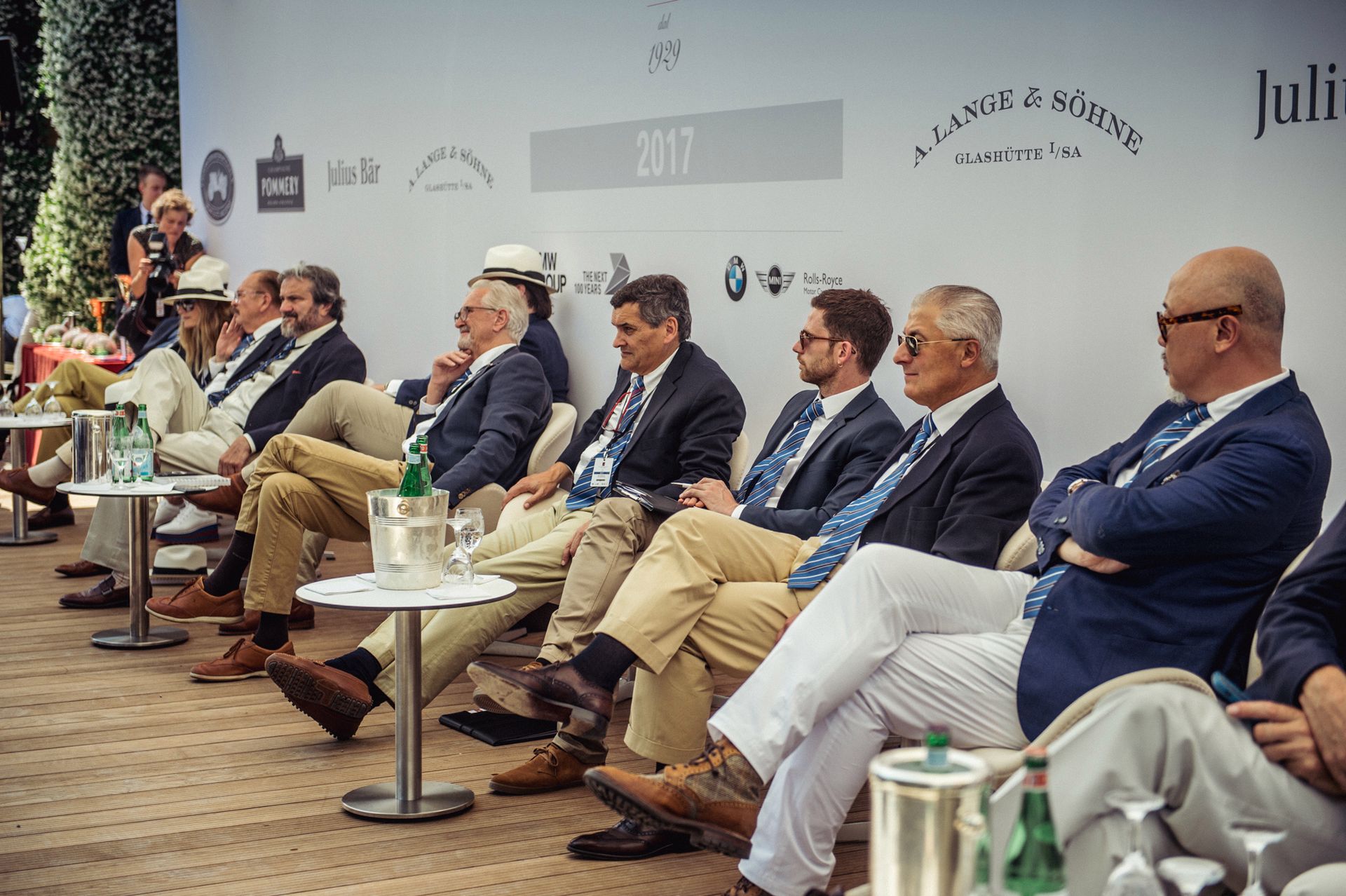 W oczekiwaniu na paradę - jury.