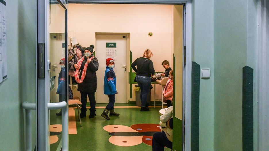 W szpitalach maseczki są zalecane, ale nie obowiązkowe. Zdania dotyczące noszenia masek wśród pacjentów są podzielone.